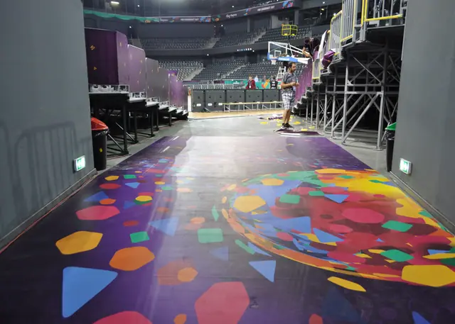 Floor graphics colorat într-o sală de sport
