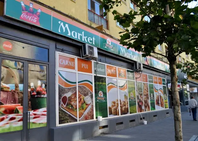 Vitrină de magazin decorată cu autocolant printat