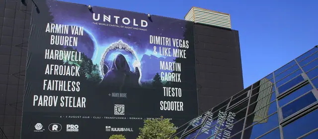 Mesh UNTOLD cu line-up-ul pe o clădire