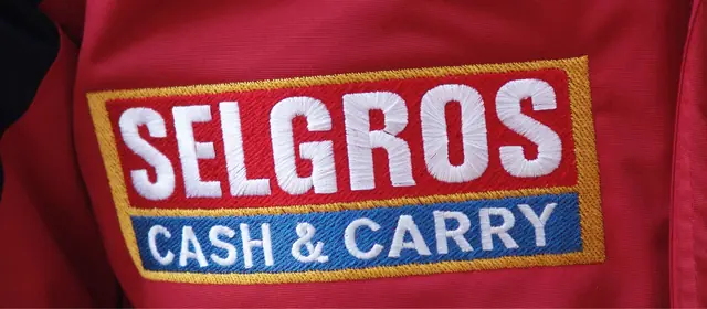 Broderie Selgros Cash & Carry pe uniformă
