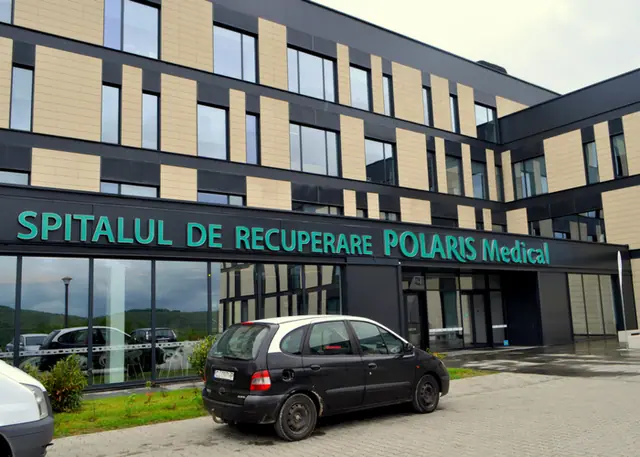 Litere volumetrice pe fațada spitalului