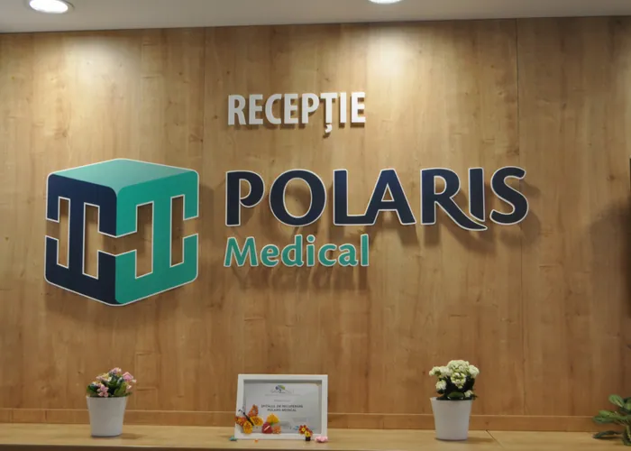 Recepție Polaris Medical cu litere volumetrice pe lemn