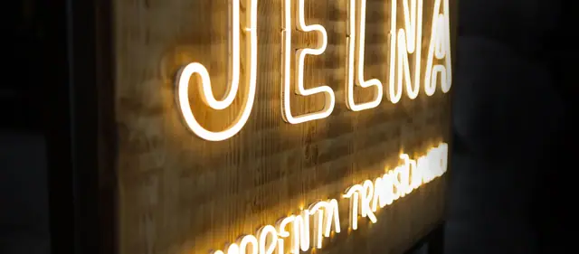 Litere luminoase Jelna, iluminare caldă