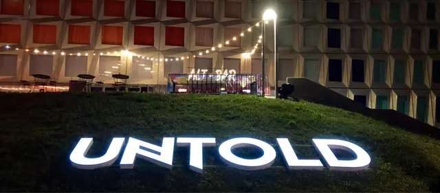 Litere UNTOLD luminate, noaptea